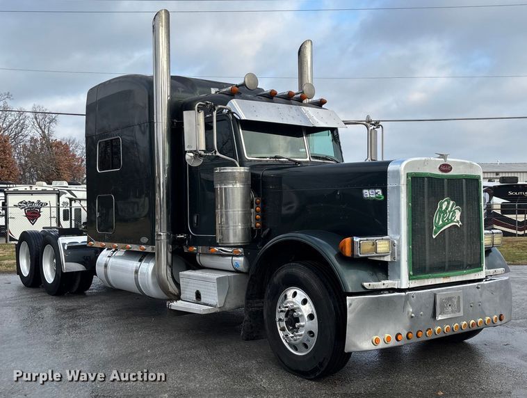 image for item EN5935 2005 Peterbilt 379 semi truck