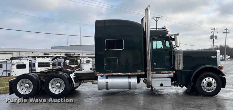 image for item EN5935 2005 Peterbilt 379 semi truck