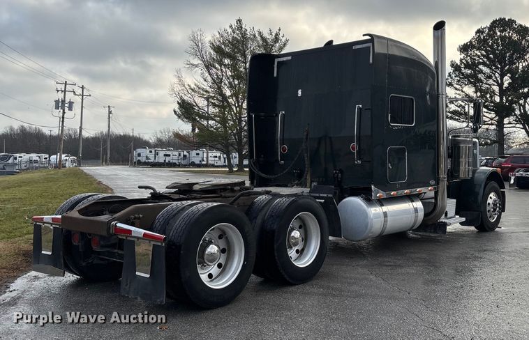 image for item EN5935 2005 Peterbilt 379 semi truck