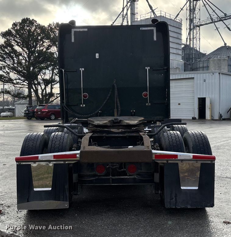 image for item EN5935 2005 Peterbilt 379 semi truck