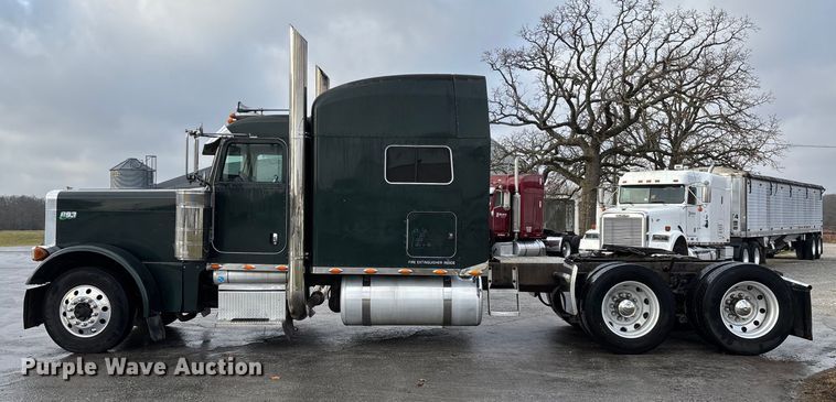 image for item EN5935 2005 Peterbilt 379 semi truck