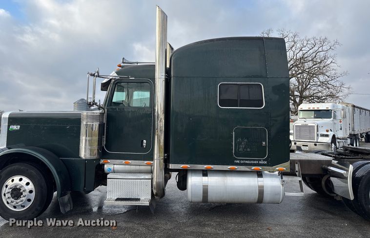 image for item EN5935 2005 Peterbilt 379 semi truck