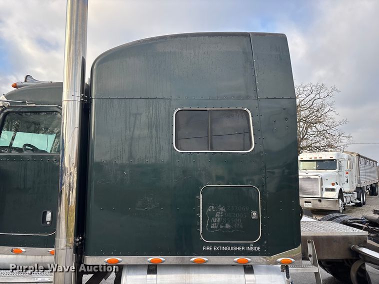 image for item EN5935 2005 Peterbilt 379 semi truck