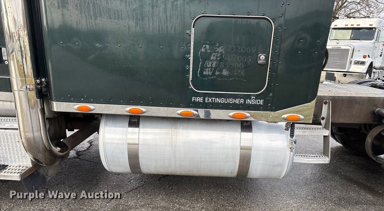 image for item EN5935 2005 Peterbilt 379 semi truck