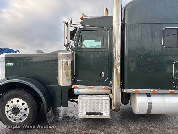 image for item EN5935 2005 Peterbilt 379 semi truck