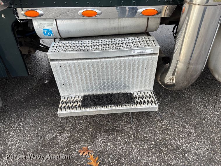 image for item EN5935 2005 Peterbilt 379 semi truck