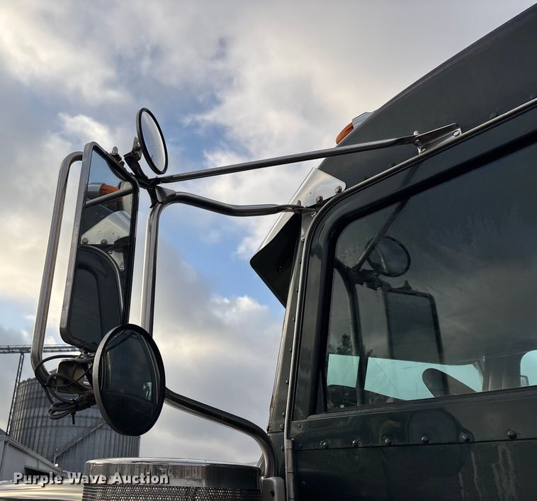 image for item EN5935 2005 Peterbilt 379 semi truck