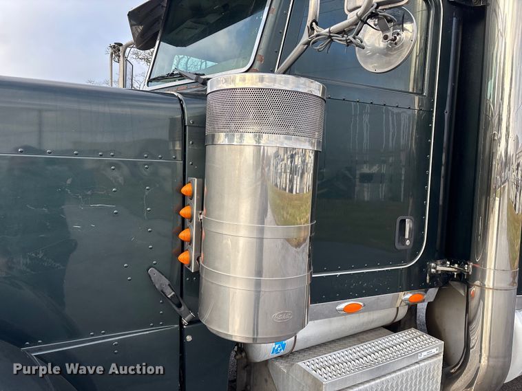 image for item EN5935 2005 Peterbilt 379 semi truck