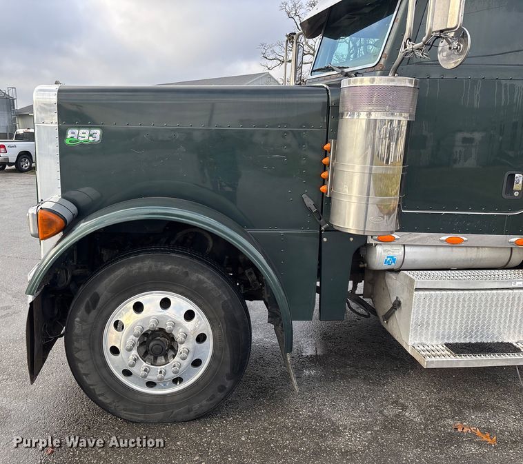 image for item EN5935 2005 Peterbilt 379 semi truck