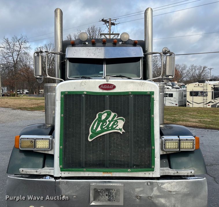 image for item EN5935 2005 Peterbilt 379 semi truck