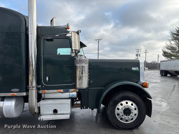 image for item EN5935 2005 Peterbilt 379 semi truck
