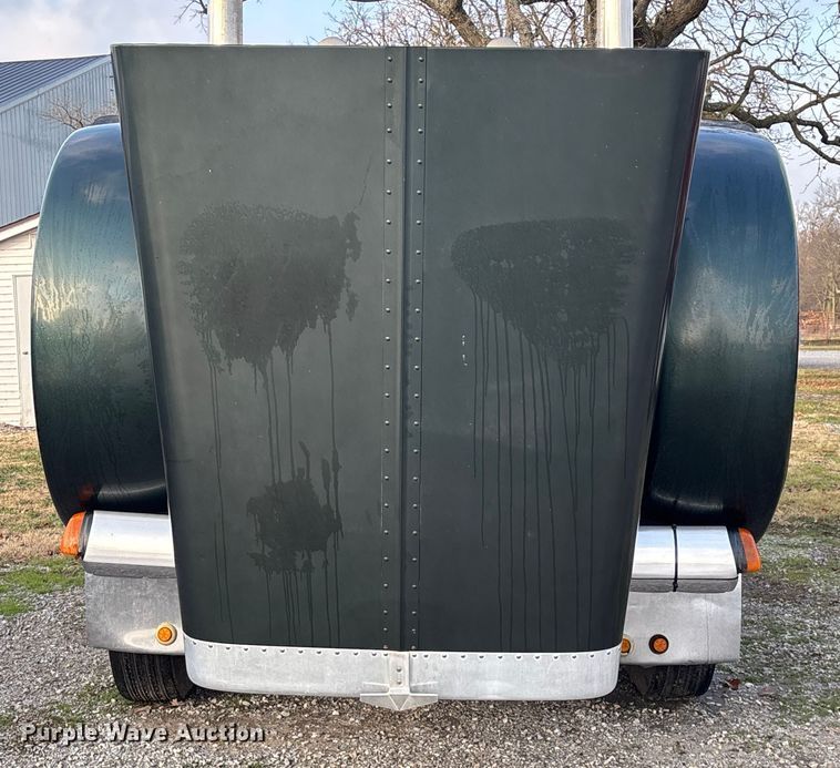 image for item EN5935 2005 Peterbilt 379 semi truck