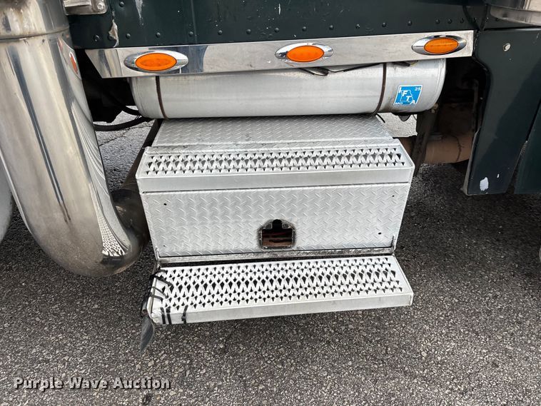 image for item EN5935 2005 Peterbilt 379 semi truck