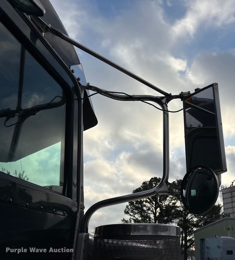 image for item EN5935 2005 Peterbilt 379 semi truck