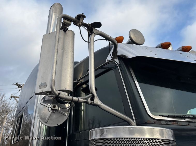 image for item EN5935 2005 Peterbilt 379 semi truck