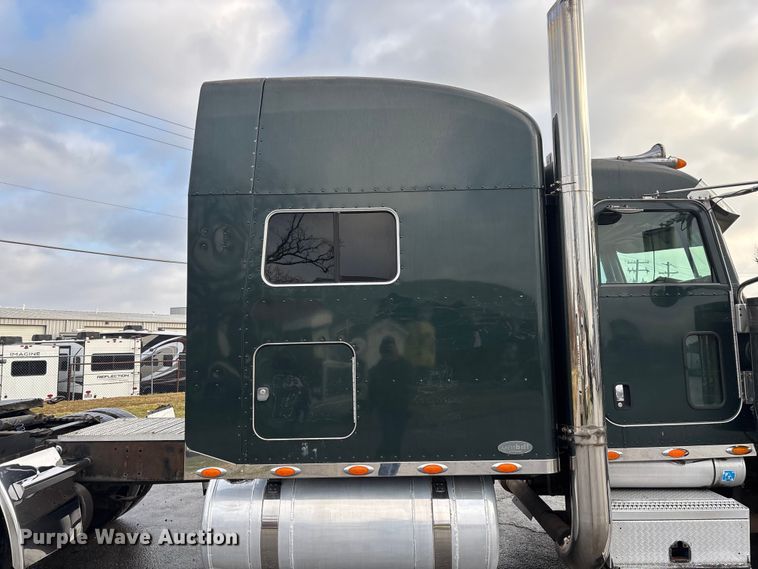 image for item EN5935 2005 Peterbilt 379 semi truck
