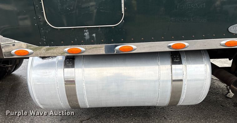 image for item EN5935 2005 Peterbilt 379 semi truck