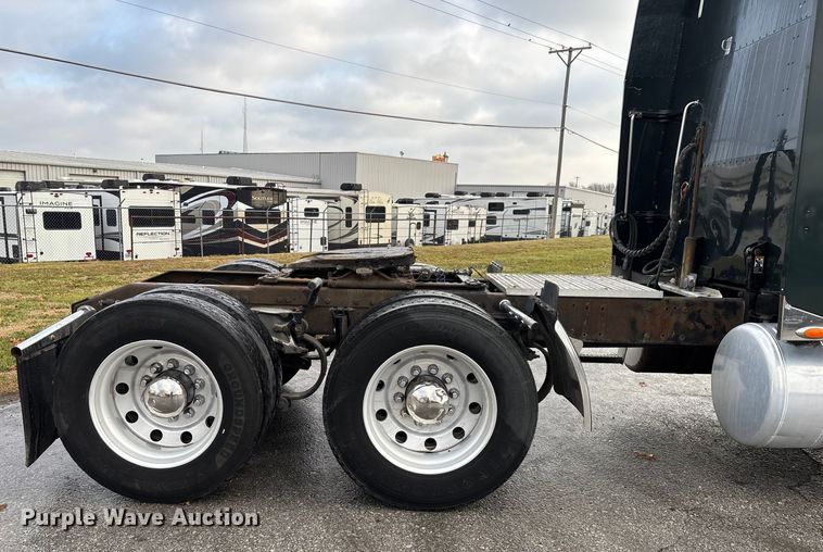 image for item EN5935 2005 Peterbilt 379 semi truck