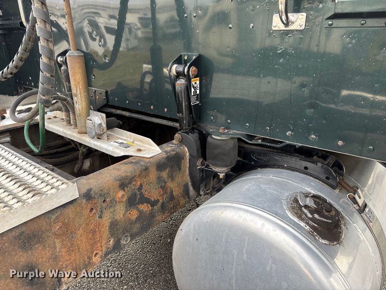 image for item EN5935 2005 Peterbilt 379 semi truck