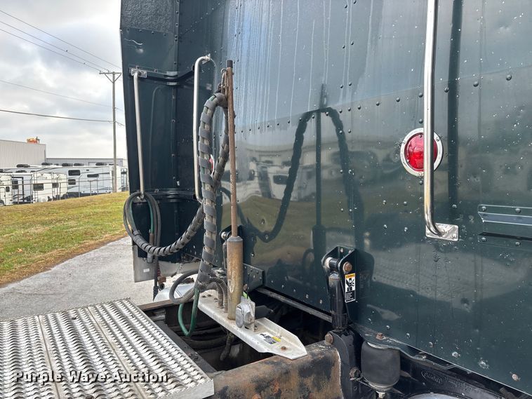 image for item EN5935 2005 Peterbilt 379 semi truck