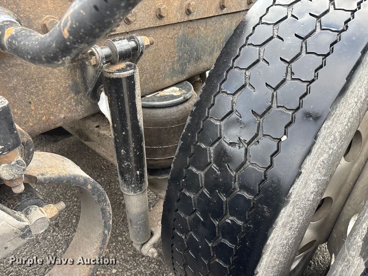 image for item EN5935 2005 Peterbilt 379 semi truck