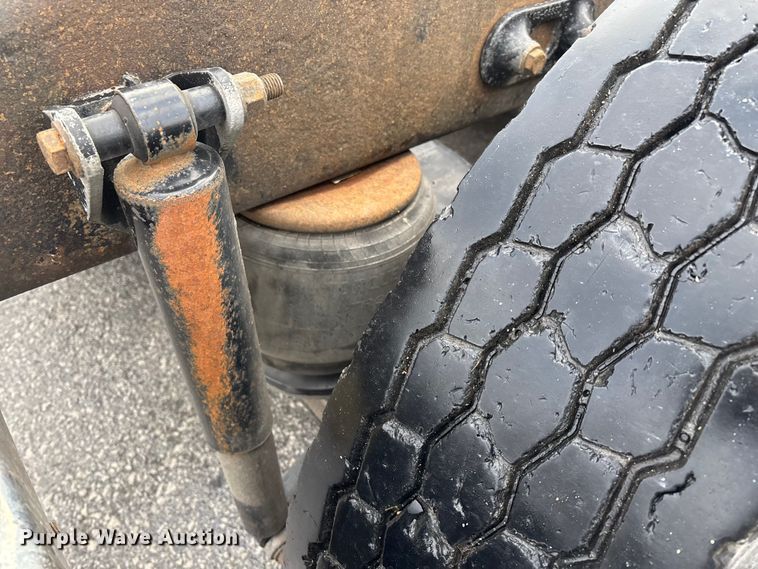 image for item EN5935 2005 Peterbilt 379 semi truck