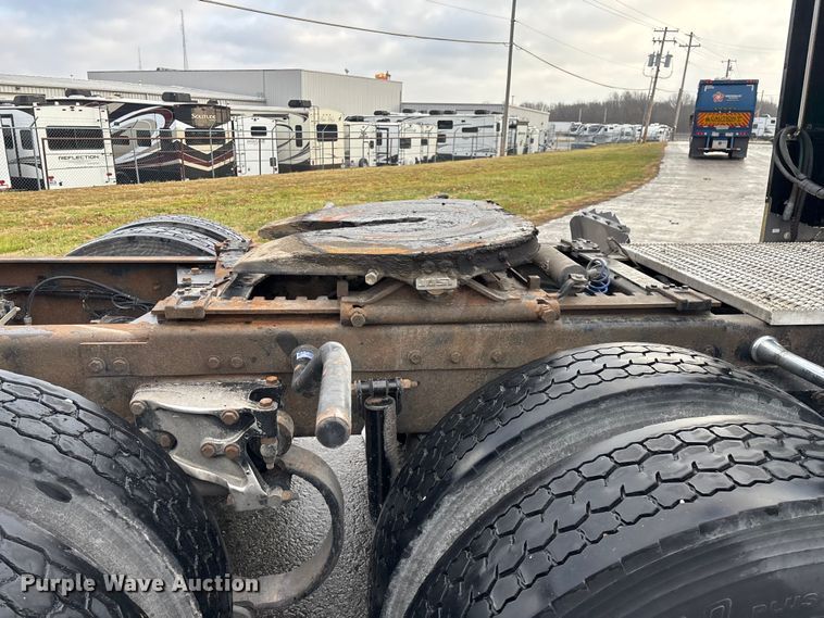 image for item EN5935 2005 Peterbilt 379 semi truck