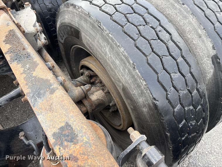 image for item EN5935 2005 Peterbilt 379 semi truck