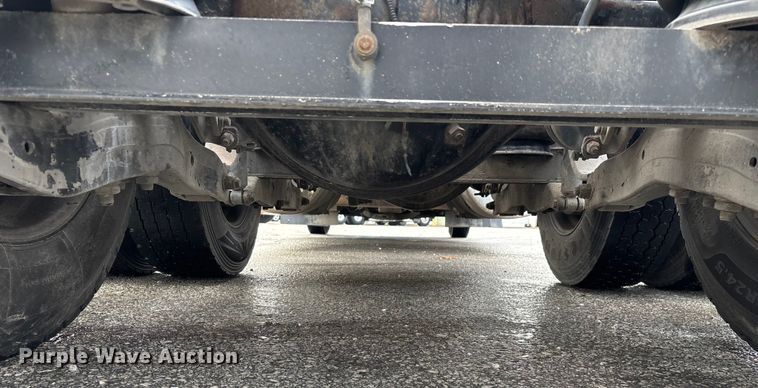 image for item EN5935 2005 Peterbilt 379 semi truck