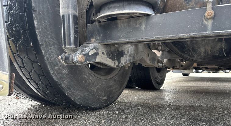 image for item EN5935 2005 Peterbilt 379 semi truck