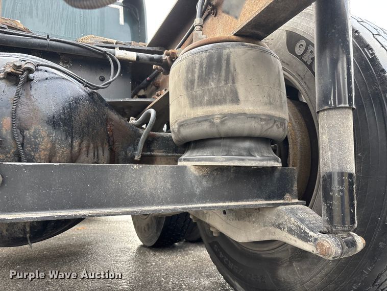 image for item EN5935 2005 Peterbilt 379 semi truck