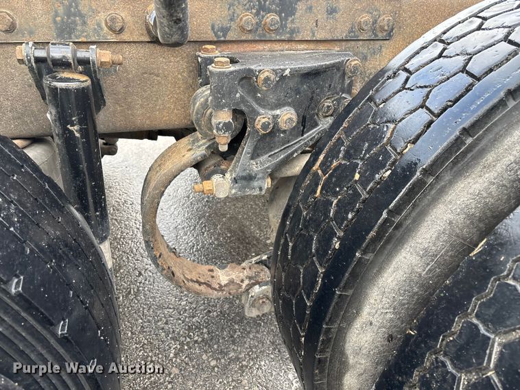 image for item EN5935 2005 Peterbilt 379 semi truck