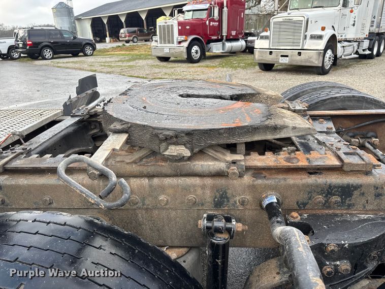 image for item EN5935 2005 Peterbilt 379 semi truck