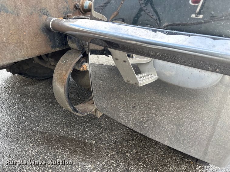 image for item EN5935 2005 Peterbilt 379 semi truck