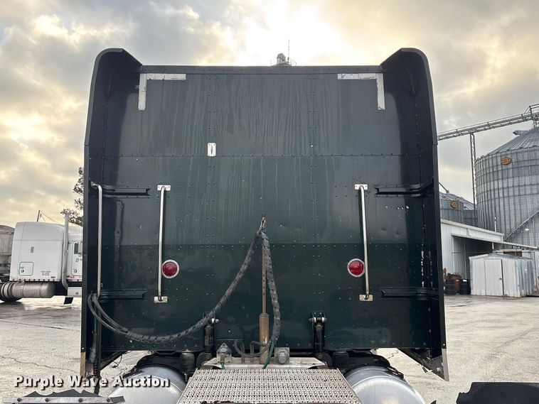 image for item EN5935 2005 Peterbilt 379 semi truck
