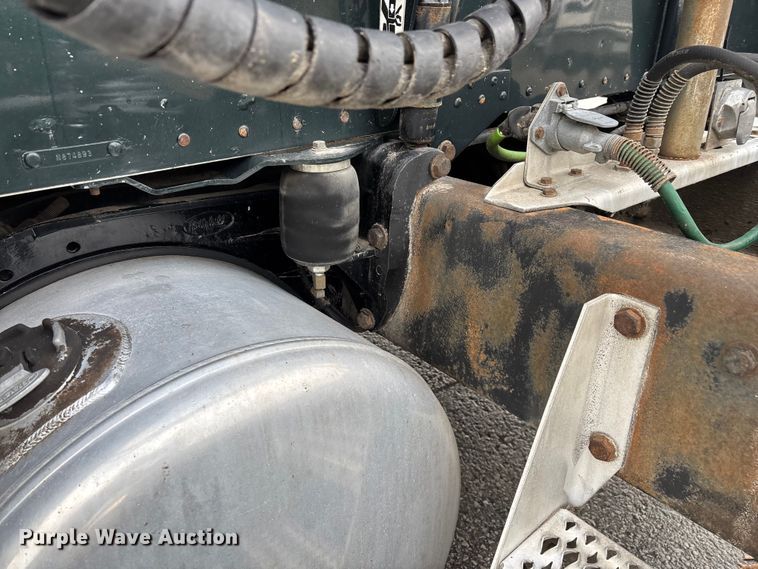 image for item EN5935 2005 Peterbilt 379 semi truck