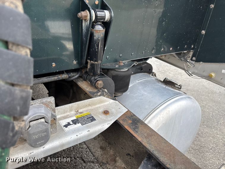 image for item EN5935 2005 Peterbilt 379 semi truck