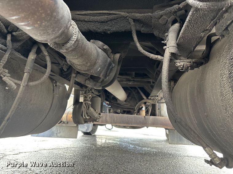 image for item EN5935 2005 Peterbilt 379 semi truck