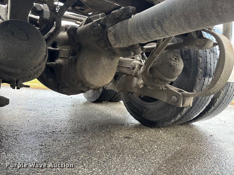 image for item EN5935 2005 Peterbilt 379 semi truck