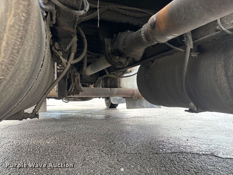 image for item EN5935 2005 Peterbilt 379 semi truck