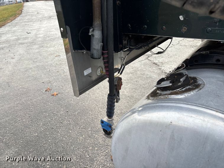 image for item EN5935 2005 Peterbilt 379 semi truck