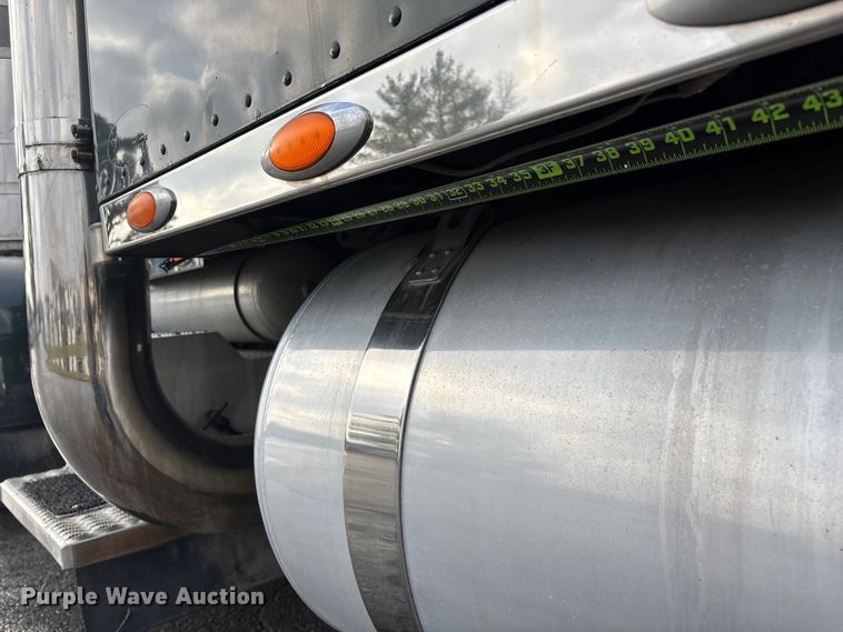 image for item EN5935 2005 Peterbilt 379 semi truck