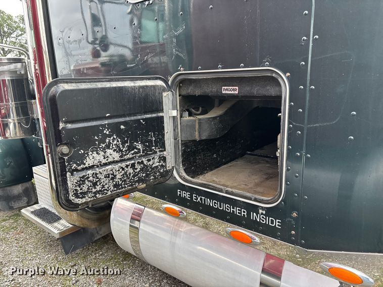 image for item EN5935 2005 Peterbilt 379 semi truck