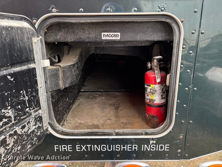 image for item EN5935 2005 Peterbilt 379 semi truck