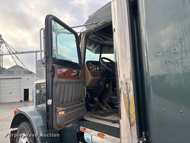 image for item EN5935 2005 Peterbilt 379 semi truck