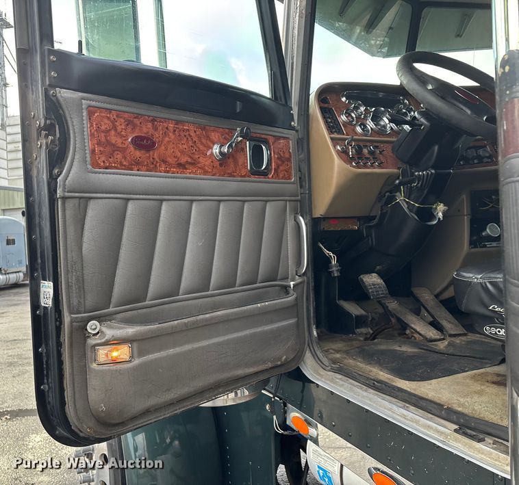 image for item EN5935 2005 Peterbilt 379 semi truck