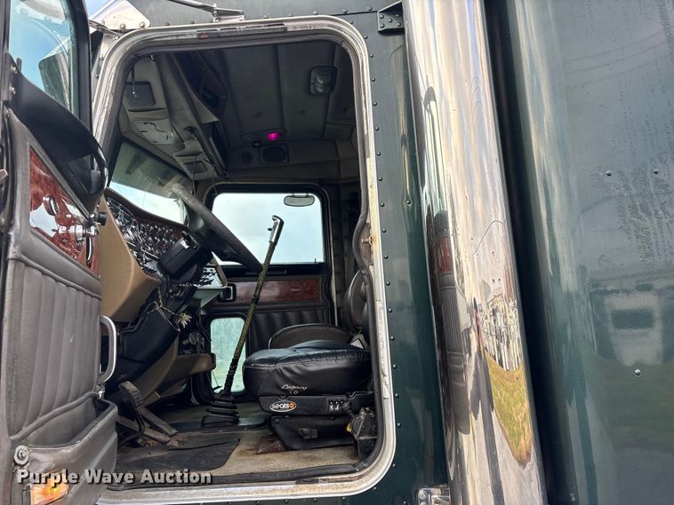 image for item EN5935 2005 Peterbilt 379 semi truck