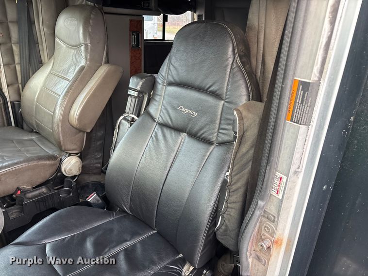 image for item EN5935 2005 Peterbilt 379 semi truck