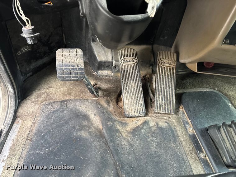 image for item EN5935 2005 Peterbilt 379 semi truck