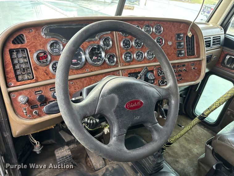 image for item EN5935 2005 Peterbilt 379 semi truck